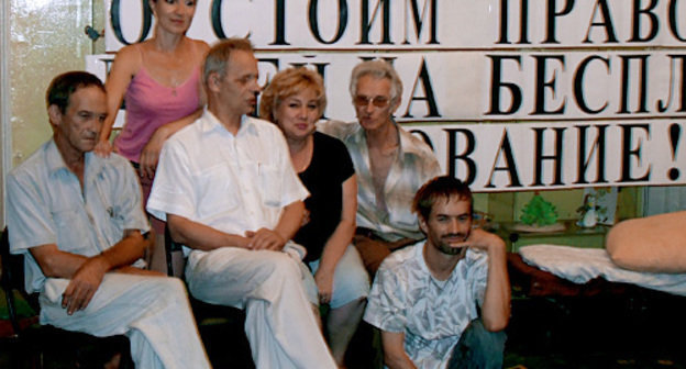 Участники голодовки педагогов в Астрахани, 17 июля 2010 года. Фото: http://mdoliev.livejournal.com