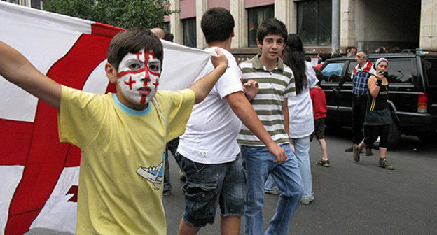 Акция осуждения конфликта России с Грузией "Живая цепь". Тбилиси, 1 сентября 2008 года. Фото Гурам Мурадов/http://civil.ge