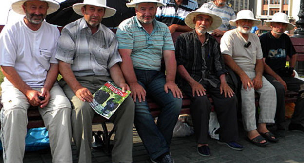 Голодающие балкарцы на Манежной площади в Москве, 16 июля 2010 года. Фото "Кавказского узла"