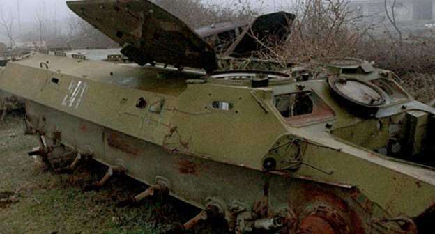 Разбитый азербайджанский бронетранспортёр в Нагорном Карабахе (2005 г.). Фото с сайта http://ru.wikipedia.org
