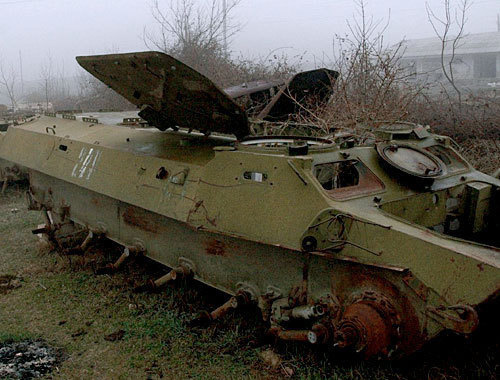 Разбитый азербайджанский бронетранспортёр в Нагорном Карабахе (2005 г.). Фото с сайта http://ru.wikipedia.org