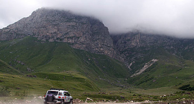 Экипаж Артемия Лебедева в приграничном районе в Ингушетии. 19 июля 2010 года. Фото: Норвежский Лесной (http://nl.livejournal.com)