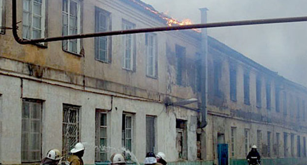 Тушение пожара в общежитии Каспийска, 22 июля 2010 года. Фото пресс-службы МЧС Дагестана