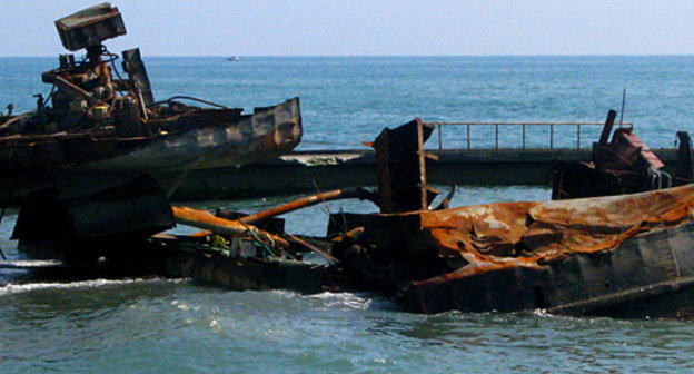 Обломки молдавского сухогруза "Арас-1". Сочи, май 2010 года. Фото "Кавказского узла"