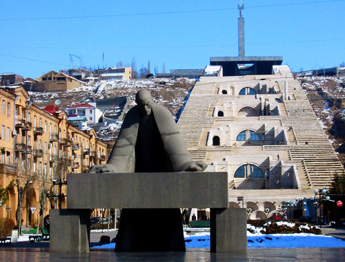 Памятник Александру Таманяну перед Каскадом. Армения, Ереван. Фото с сайта http://ru.wikipedia.org