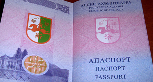 Первая страница абхазского загранпаспорта. Сухум, апрель 2010 года. Фото "Кавказского Узла"