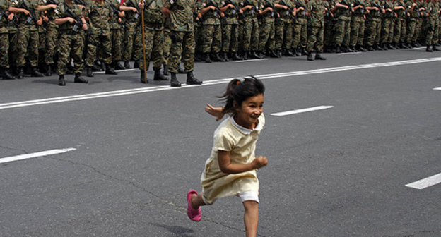 Репетиция военного парада в честь Дня независимости Грузии. Тбилиси, 24 мая 2008 года. Фотография Александра Климчука. Источник: www.flickr.com/photos/29654399@N05