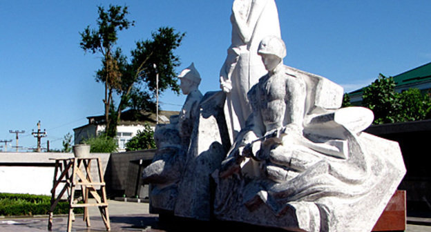 Мемориал "Братская могила воинов Советской армии, красных партизан и мирных жителей, павших смертью храбрых в годы Гражданской и Отечественной войн" в селе Александровском Александровского района Ставропольского края. Фото "Кавказского узла"