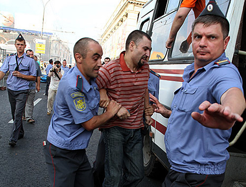 Разгон митинга в поддержку Статьи 31 Конституции РФ. Москва, Триумфальная площадь, 31 июля 2010 года. Фото: Норвежский Лесной (http://nl.livejournal.com)