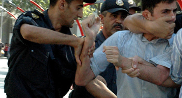 Задержание участников акции протеста оппозиционных партий "Мусават" и Народного фронта Азербайджана (ПНФА). Баку, 31 июля 2010 года. Фото "Кавказского узла"