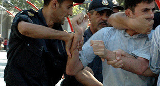 Задержание участников акции протеста оппозиционных партий "Мусават" и Народного фронта Азербайджана (ПНФА). Баку, 31 июля 2010 года. Фото "Кавказского узла"