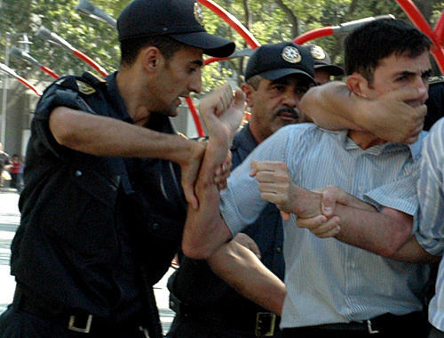 Задержание участников акции протеста оппозиционных партий "Мусават" и Народного фронта Азербайджана (ПНФА). Баку, 31 июля 2010 года. Фото "Кавказского узла"