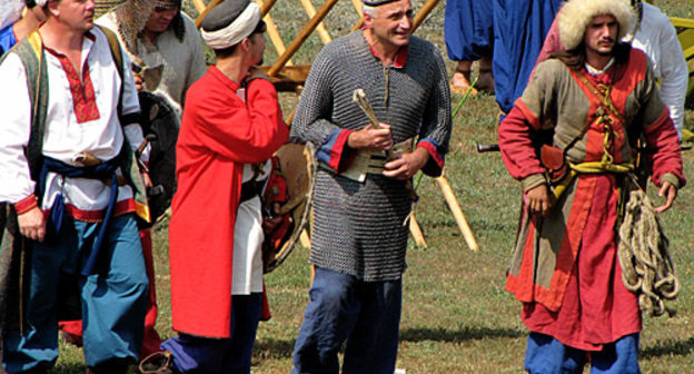 "Турки" готовятся к штурму. Фрагмент реконструкции Азовского осадного сидения 1641 года на VI Всероссийском фестивале военно-исторических клубов. Азов, 7 августа 2010 года. Фото "Кавказского узла"