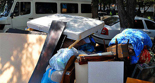 Спешно вынесенное имущество беженцев. Тбилиси, 11 августа 2010 года. Фото: www.ekhokavkaza.com, автор Нодар Цхвирашвили Спешно вынесенное имущество беженцев. Тбилиси, 11 августа 2010 года. Фото: www.ekhokavkaza.com, автор Нодар Цхвирашвили