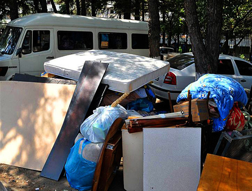 Спешно вынесенное имущество беженцев. Тбилиси, 11 августа 2010 года. Фото: www.ekhokavkaza.com, автор Нодар Цхвирашвили