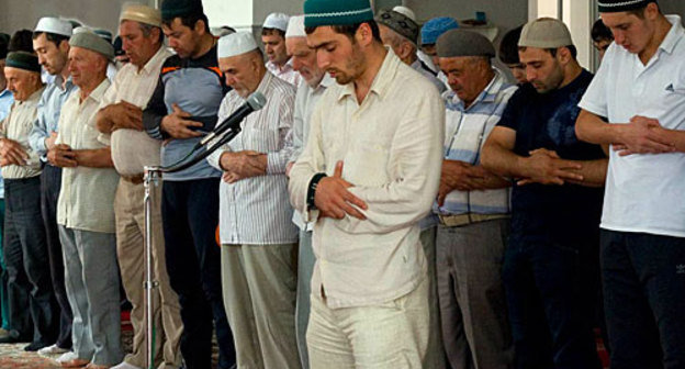 Чтение молитвы "Таравих". Фото с сайта www.islamdag.ru