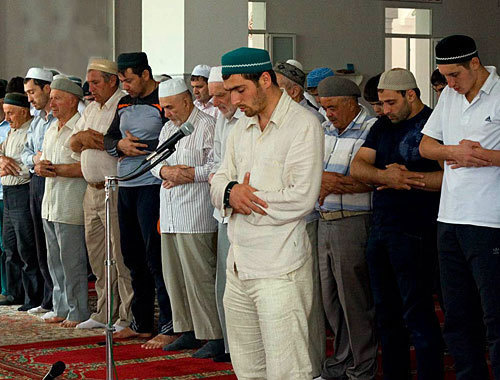 Чтение молитвы "Таравих". Фото с сайта www.islamdag.ru