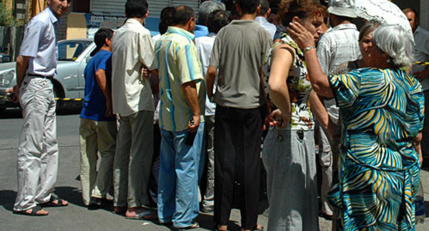 Жильцы дома, в котором произошел взрыв. Баку, 13 августа 2010 года. Фото "Кавказского узла"
