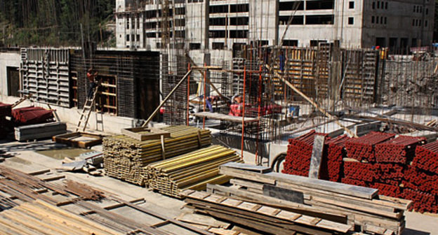 Стройплощадка нижней базы "Мзымта" горнолыжного комплекса
"Роза Хутор". Краснополянский поселковый округ, город Сочи, 9 августа 2010 года. Фото "Кавказского узла"