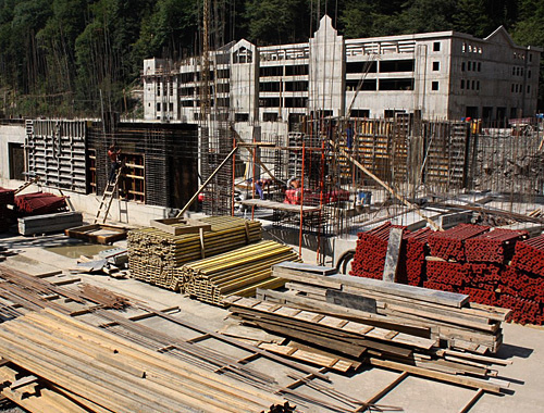 Стройплощадка нижней базы "Мзымта" горнолыжного комплекса
"Роза Хутор". Краснополянский поселковый округ, город Сочи, 9 августа 2010 года. Фото "Кавказского узла"