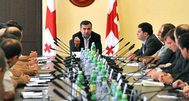 Спикер парламента Грузии Давид Бакрадзе на встрече с руководством Минобороны, 16 августа 2010 года. Фото с сайта www.mod.gov.ge