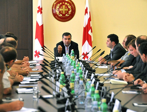 Спикер парламента Грузии Давид Бакрадзе на встрече с руководством Минобороны, 16 августа 2010 года. Фото с сайта www.mod.gov.ge