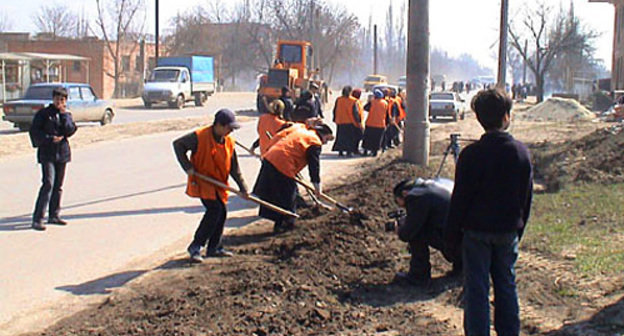 Работы по очистке улиц Грозного от мусора. Фото с сайта www.chechnyafree.ru