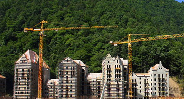 Стройплощадка нижней базы "Мзымта" горнолыжного комплекса "Роза Хутор". Краснополянский поселковый округ, город Сочи, 9 августа 2010 года. Фото "Кавказского узла"