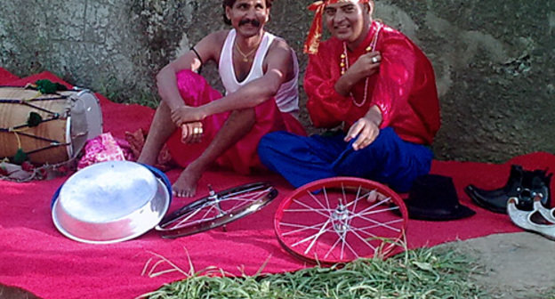 Индийские музыканты знакомят посетителей выставки с национальной культурой. Батуми, 16 августа 2010 года. Фото "Кавказского узла"