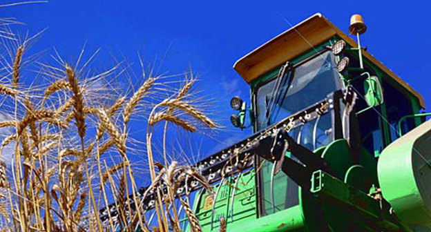 Уборка зерна на полях Октябрьского района Волгоградской области. Фото с сайта www.volganet.ru