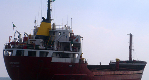 Турецкий грузовой корабль "Дафне" в Сухумской бухте 20 августа 2010 года. Фото "Кавказского узла"