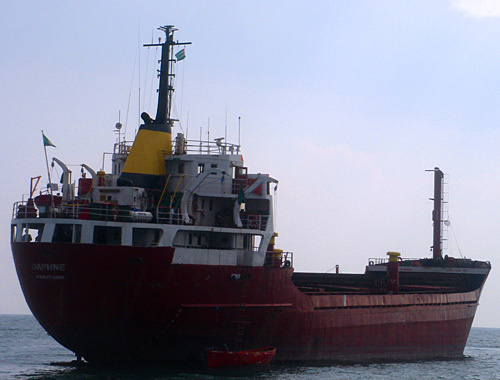 Турецкий грузовой корабль "Дафне" в Сухумской бухте 20 августа 2010 года. Фото "Кавказского узла"