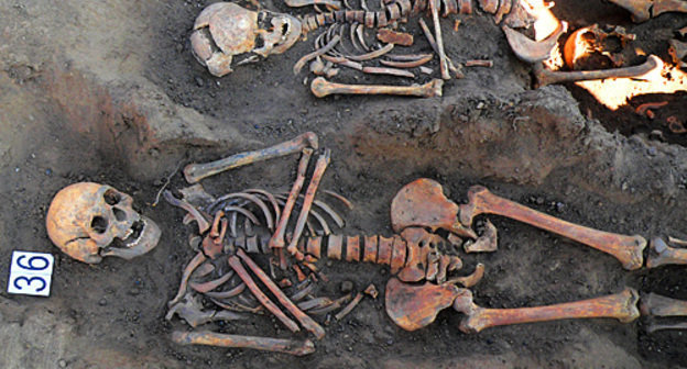 Погребение русских жителей золотоордынского города Бельджамен
(середина XIV века). Волгоградская область, июль 2010 года. Фото "Кавказского узла"