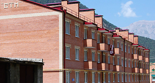 Северная Осетия, поселок Бурон. Новый 36-ти квартирный дом для переселенцев из аварийного жилого фонда. Фото "Кавказского узла"