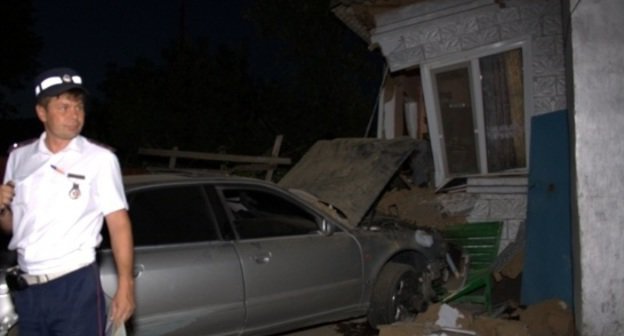 Автомобиль въехал в жилой дом. Ст. Северская, Краснодарский край, 29.08.2010. Фото предоставлено очевидцами ЧП.