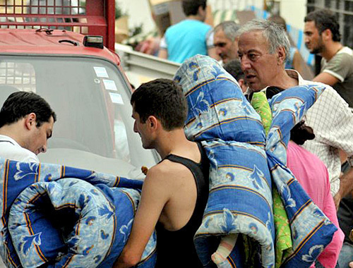 Выселение беженцев из госпиталя в районе Исани, Тбилиси, 13 августа 2010 года. Фото: www.radiotavisupleba.ge, автор Нодар Цхвирашвили