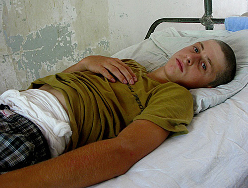 Избитый милиционерами Махмуд Ахмедов в больнице Махачкалы, 27 июля 2010 года. Фото Закира Магомедова 