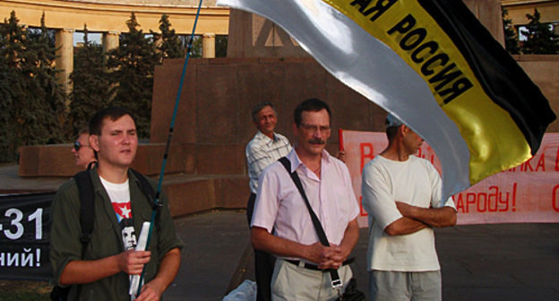 Акция "Стратегия-31" в Волгограде на Площади Ленина, 31 августа 2010 года. Фото: http://nbp-volzhsky.livejournal.com