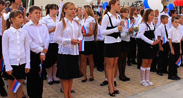 На праздничной линейке учащиеся новой школы в поселке Солох-аул, г. Сочи. Краснодарский край, 1 сентября 2010 года. Фото "Кавказского узла"