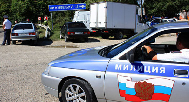 Машины милиции у дороги ведущей к месту расположения полигона для ТБО, п. Вардане, г. Сочи. 3 сентября 2010 года. Фото "Кавказского узла"