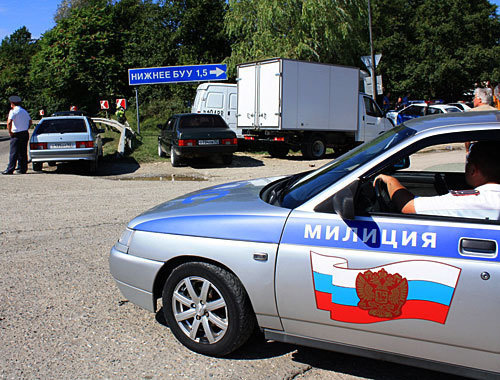 Машины милиции у дороги ведущей к месту расположения полигона для ТБО, п. Вардане, г. Сочи. 3 сентября 2010 года. Фото "Кавказского узла"