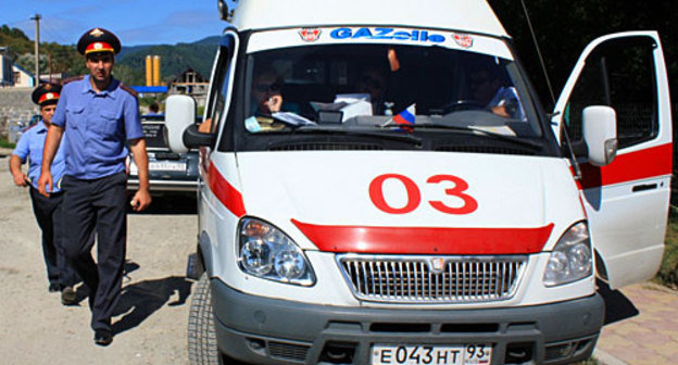 Сотрудники милиции и машина скорой помощи в районе строительства свалки ТБО, п. Вардане, г. Сочи. 3 сентября 2010 года. Фото "Кавказского узла"