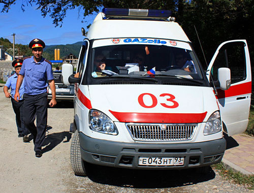 Сотрудники милиции и машина скорой помощи в районе строительства свалки ТБО, п. Вардане, г. Сочи. 3 сентября 2010 года. Фото "Кавказского узла"