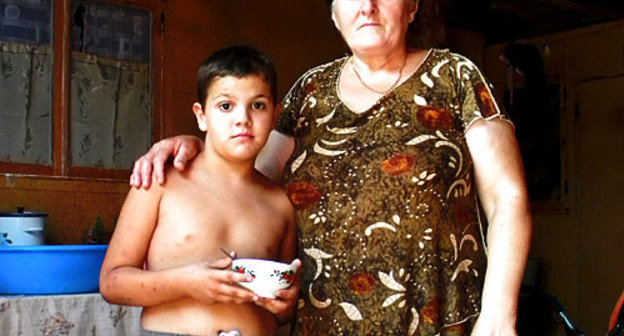 Беженка из Грозного Яха Дзейтова с внуком в своем доме в лагере "Ангушт", Ингушетия, 26 августа 2010 года. Фото "Кавказского узла"