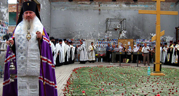 Панихида по погибшим во время теракта в Беслане в 2004 году. 2 сентября 2010 года. Фото "Кавказского узла"