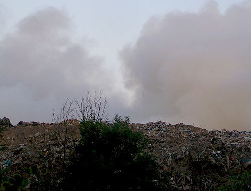 Дым с горящей свалки ТБО в пос. Лоо накрыл несколько курортных поселков, г. Сочи, 5 августа 2010 года. Фото "Кавказского узла"