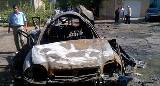 На месте взрыва автомобиля главы Миннацполитики Дагестана Бекмурзы Бекмурзаева. Махачкала, 4 сентября 2010 года. Нариман Гаджиев специально для "Кавказского узла"