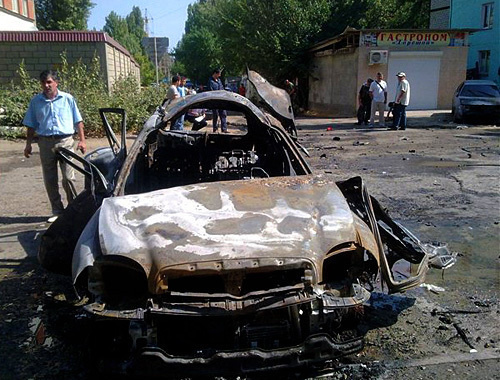 На месте взрыва автомобиля главы Миннацполитики Дагестана Бекмурзы Бекмурзаева. Махачкала, 4 сентября 2010 года. Нариман Гаджиев специально для "Кавказского узла"