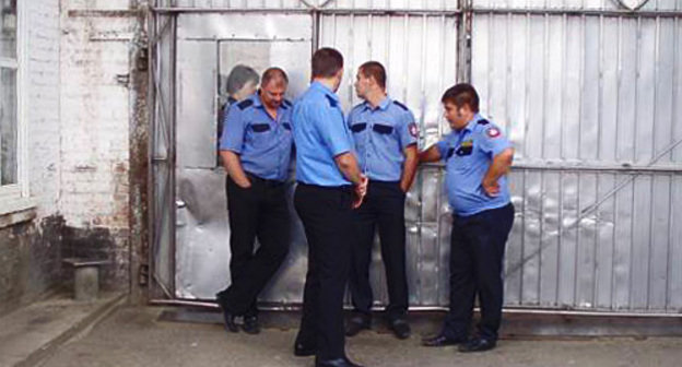 Сотрудники ЧОП на территории предприятия по улице Ставропольская, 18. Краснодар, 14 сентября 2010 года. Фото "Кавказского узла"