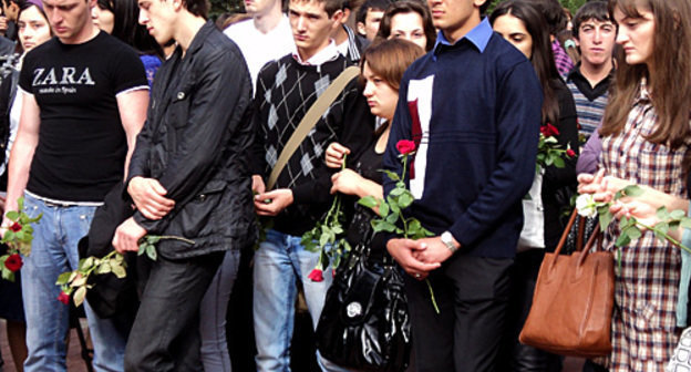 Митинг молодежи у мемориала "Вечный огонь" в Нальчике, 18 сентября 2010 года. Фото "Кавказского узла"